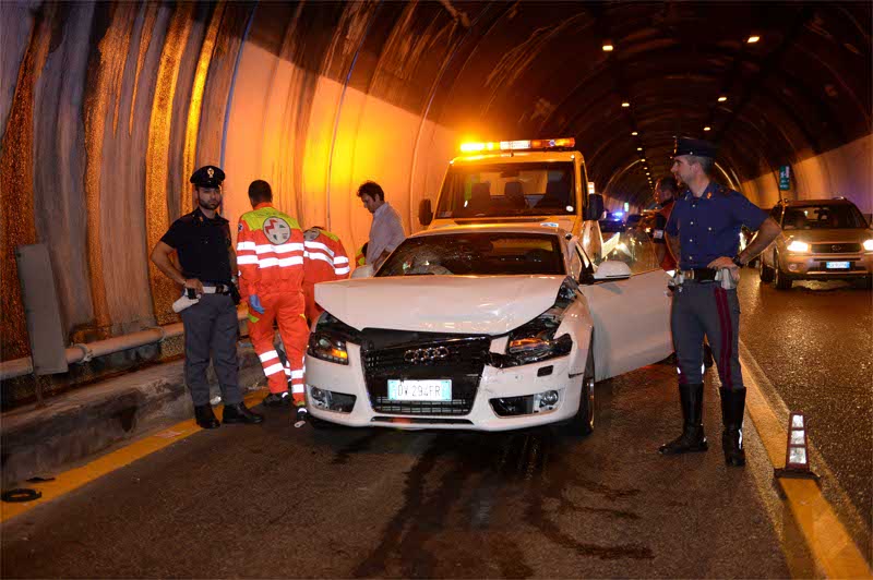 Napoli, violento incidente in centro: conducente schiacciato dall'auto, è morto