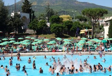 Maxi rissa nel parco acquatico a causa di alcuni sguardi ad una ragazza