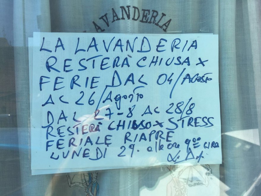 Napoli, la lavanderia chiude per stress: l'ironia napoletana