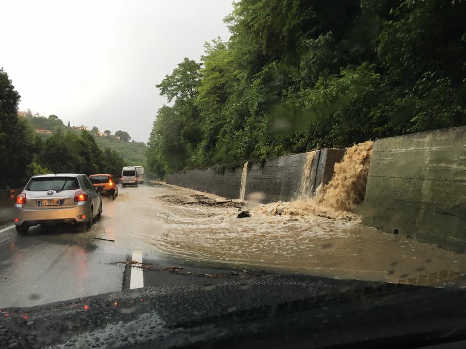 Pioggia nel napoletano, fango e viabilità bloccata in diversi quartieri