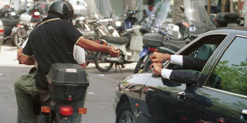 Giugliano, rapina a mano armata: vittima un noto imprenditore