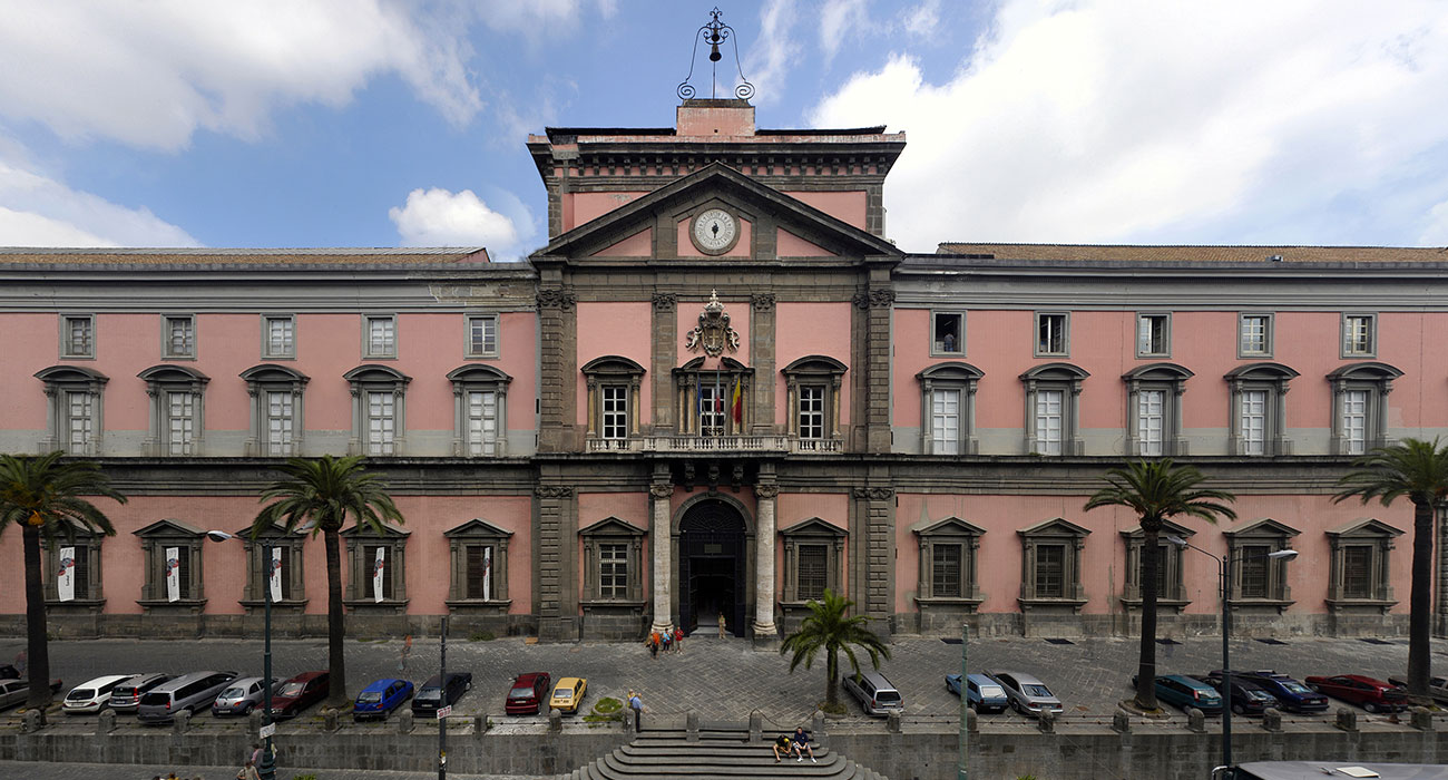 Napoli, Museo Archeologico: cade frammento dello stemma