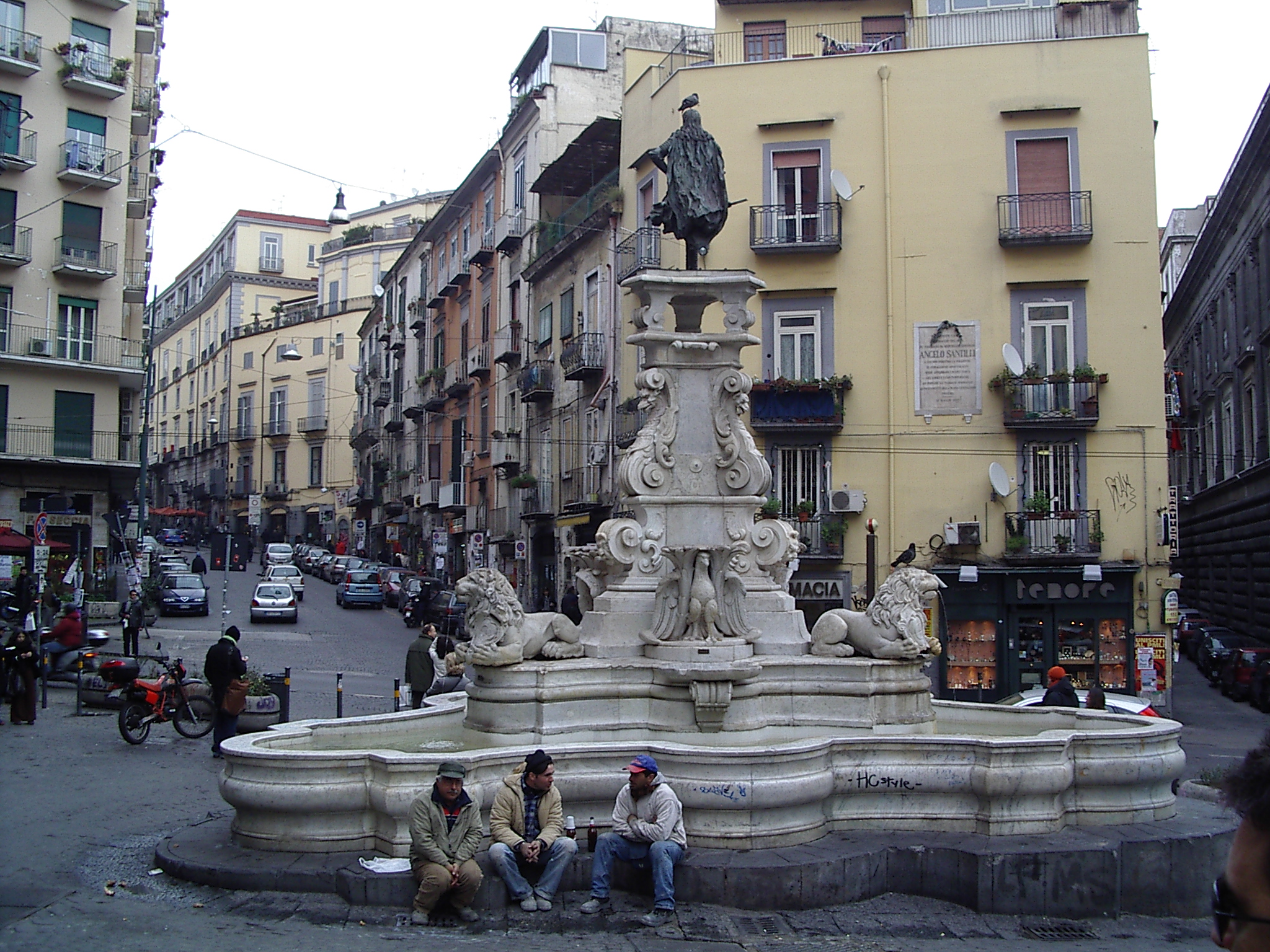Napoli, terrore in centro: minorenne torturato da baby gang