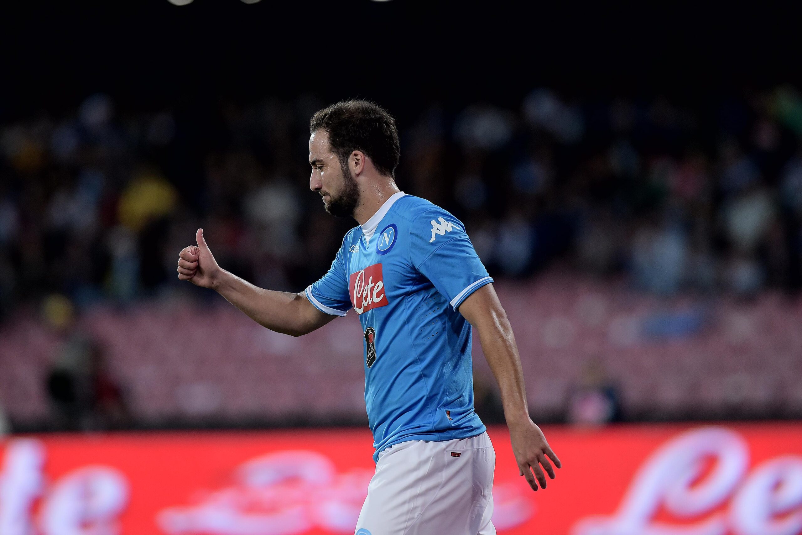 Higuain ha firmato per la Juve che pagherà la clausola al Napoli