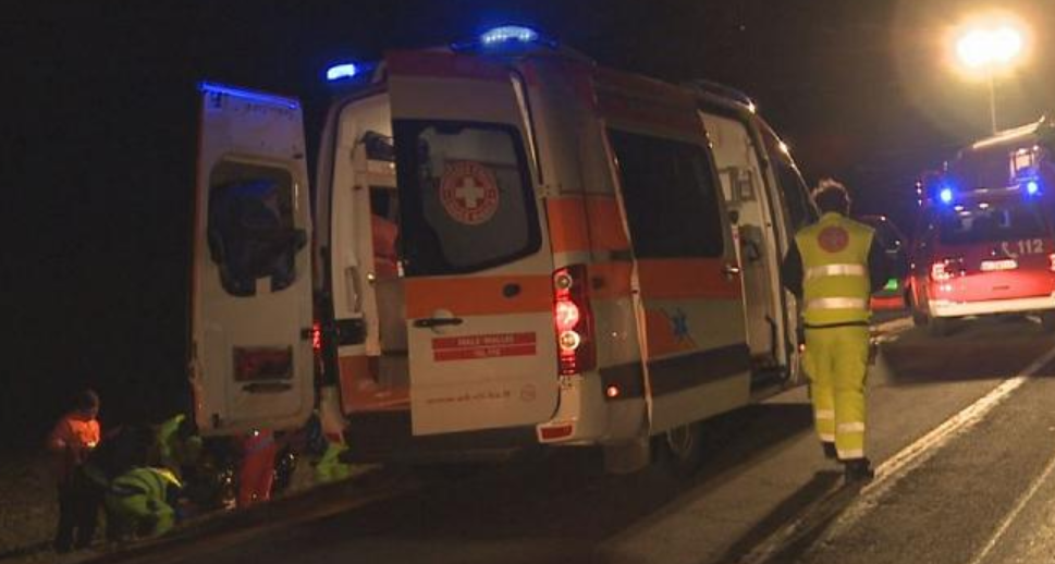 Bimbo di due anni muore dopo essere stato investito dall'auto del padre