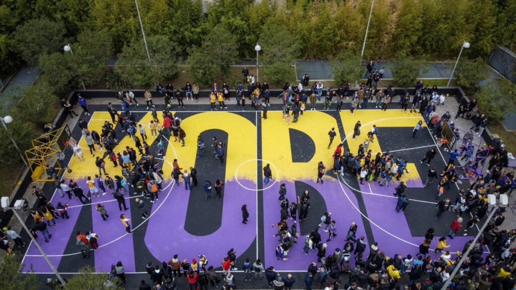 Napoli, il campo-memoriale a Kobe Bryant diventa virale negli Usa e la Nazionale Italiana di basket arriva in città
