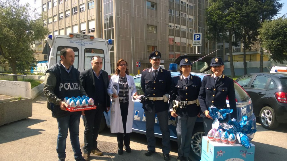 La polizia regala uova di Pasqua ai bambini del Santobono