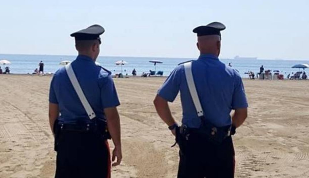 È successo stamattina su una spiaggia nella zona delle Ginestre: una famiglia del posto, racconta L’Unione Sarda, è arrivata al mare molto presto e ha trovato gli ombrelloni piazzati dalla sera prima per ‘occupare’ la prima fila, senza bagnanti intorno. Un comportamento che non hanno ritenuto evidentemente corretto: per questo hanno preso la decisione di posizionarsi comunque nella stessa zona, senza curarsi della presenza degli ombrelloni altrui.  Quando i proprietari sono arrivati però sono andati su tutte le furie, chiedendo il rispetto delle distanze di sicurezza e che si allontanassero dai loro lettini e ombrelloni. La lite, scrive L’Unione Sarda, è stata così insistita che sono arrivati addirittura i carabinieri: alla fine sono stati i turisti milanesi a spostarsi, pur protestando. La prossima volta, anziché piazzare l’ombrellone dalla sera, punteranno la sveglia un paio d’ore prima.
