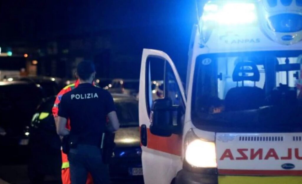Napoli, furiosa lite in strada degenera: 25enne colpisce prima una donna e poi agenti di Polizia