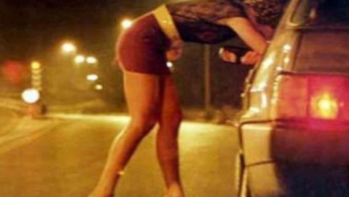Non raggiunge il piacere e litiga con una prostituta, arriva la polizia e gli fa fare uno sconto