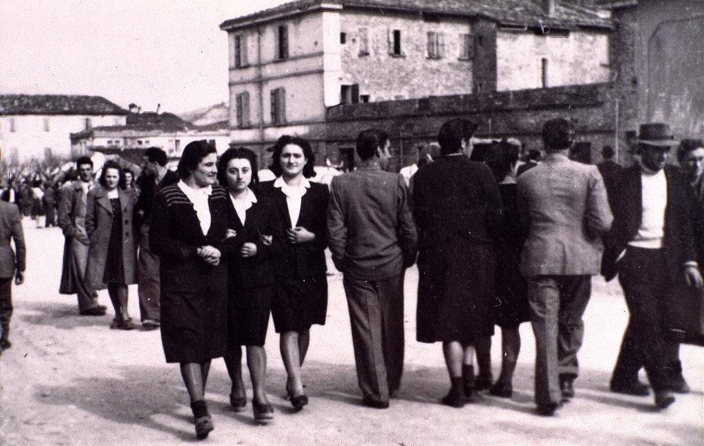 Lo 'struscio' del Giovedì Santo a via Toledo, un'antica usanza di Napoli