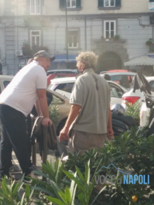 Rissa tra clochard a piazza Sannazaro, uomo ferito con una bottiglia alla testa