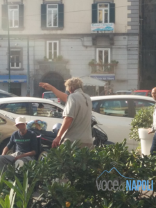 Rissa tra clochard a piazza Sannazaro, uomo ferito con una bottiglia alla testa