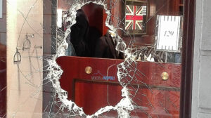 Napoli, rapina con la "spaccata" da Gutteridge in via Toledo