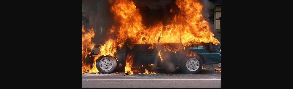 Incendia l'auto dell'ex e la stolkera online: 29enne arrestato a Caserta