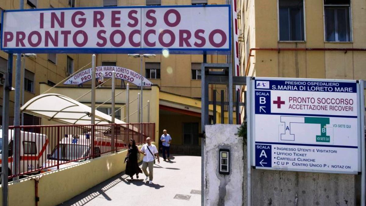 Torre del Greco, donna precipita giù dal balcone: è in fin di vita