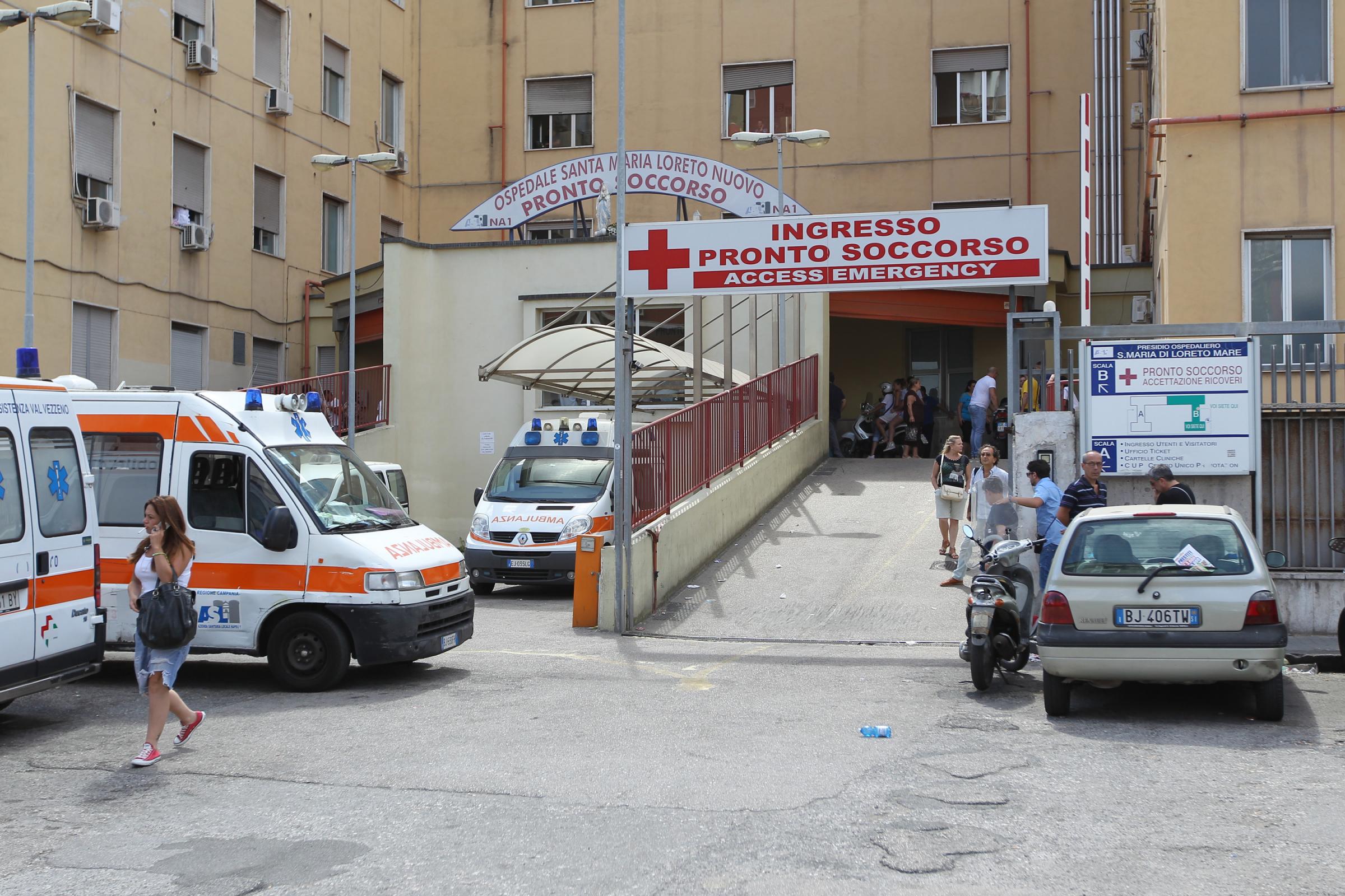 Napoli, trovato a terra in gravi condizioni, è morto in ospedale