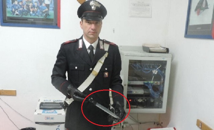 Licola, ferisce la madre con un coltello: voleva 200 euro per la droga