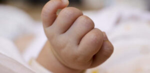 Bimba di 18 mesi schiacciata dall'auto della madre: piccola gravissima