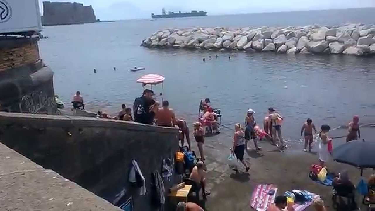 Napoli, le spiagge del litorale prese d'assalto: "Servono più controlli da parte delle autorità"