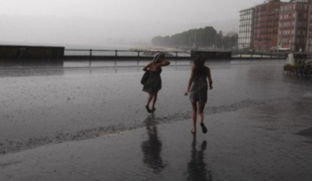 Meteo Napoli, stop al caldo africano: arrivano i temporali e si abbassano le temperature 