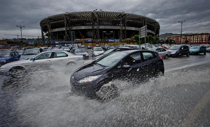 Meteo a Napoli, l'allerta della Protezione civile e i danni del temporale