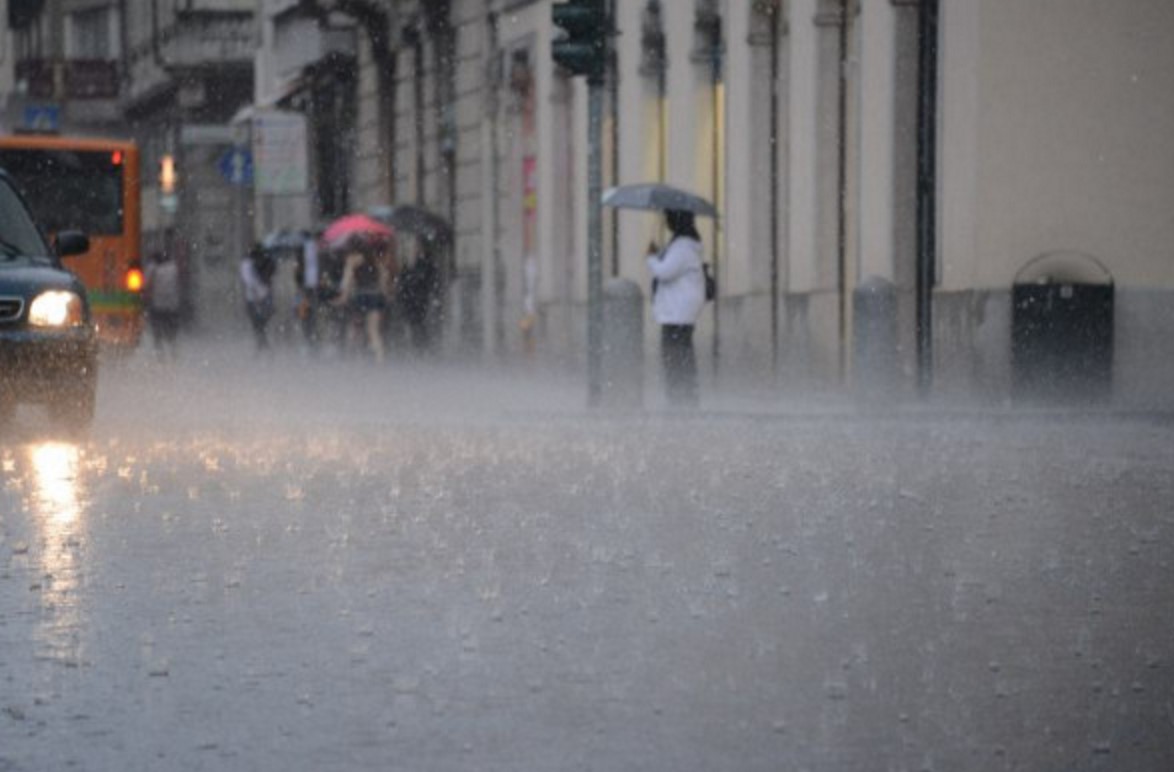 Bomba d'acqua si abbatte su Napoli, disagi in città 
