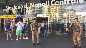 Napoli, uomo muore alla stazione centrale in attesa dei soccorsi: 5 indagati