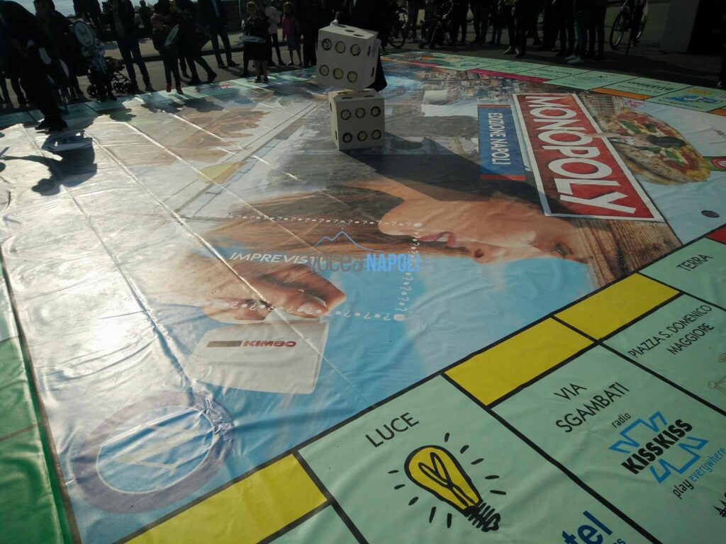Napoli, sul lungomare si gioca a "Monopoly"