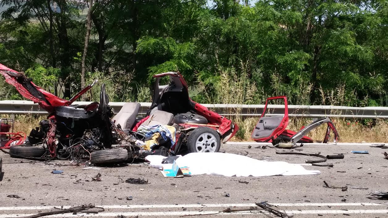 Andava a prendere i figli a scuola, poi l'incidente mortale: Nola a lutto