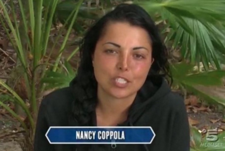 Nancy Coppola difende Raz Degan all'Isola dei Famosi, battibecchi sul cibo