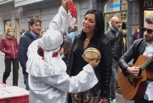 Nancy Coppola in giro per le strade di Napoli, fan in delirio