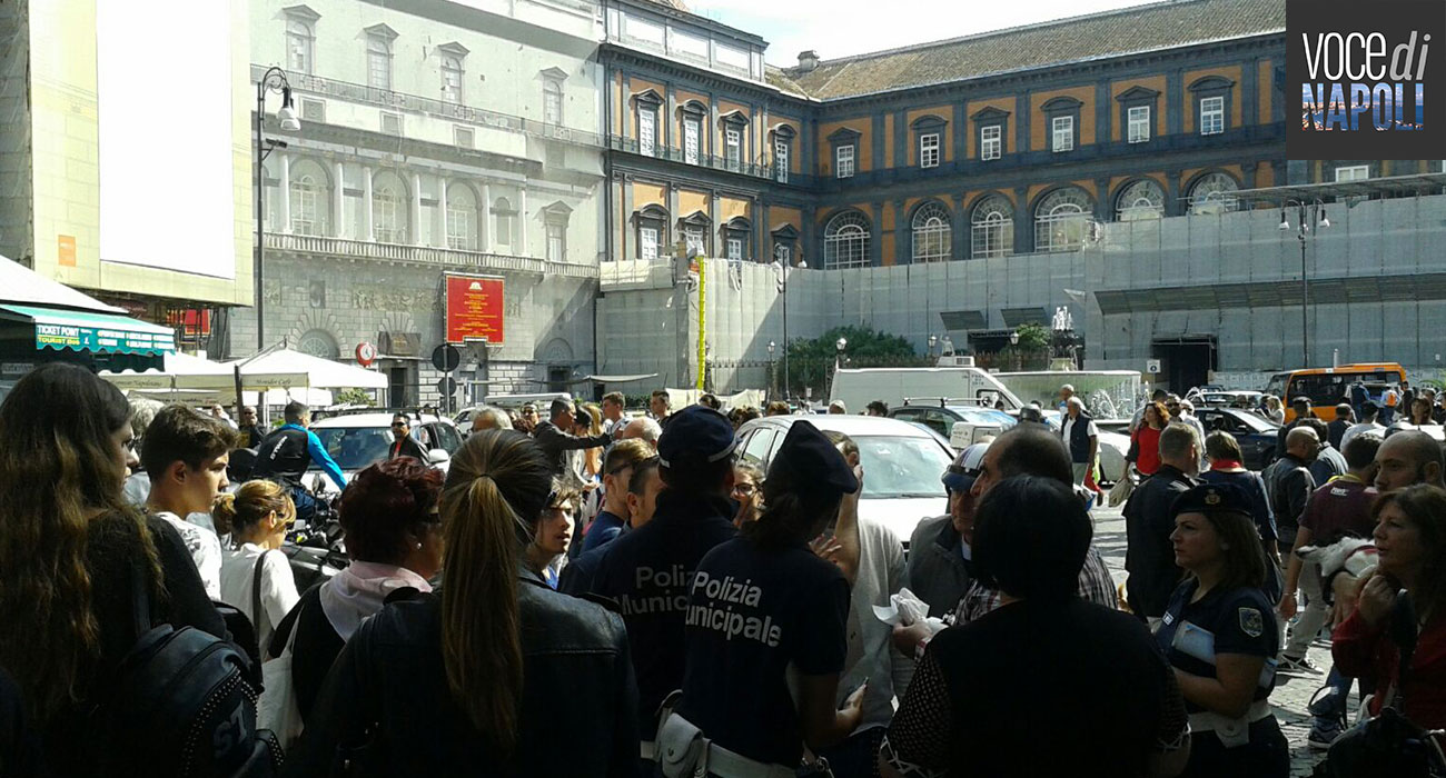 Napoli, barbone aggredisce passante in via Toledo: è panico tra la folla