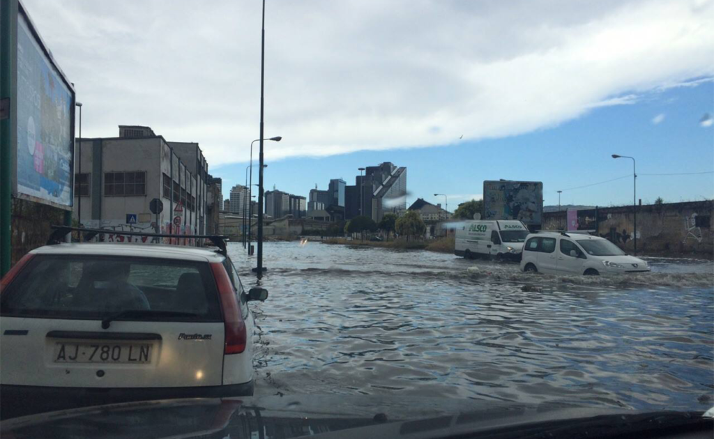 Napoli con voragini e senz'acqua: ecco i danni della pioggia