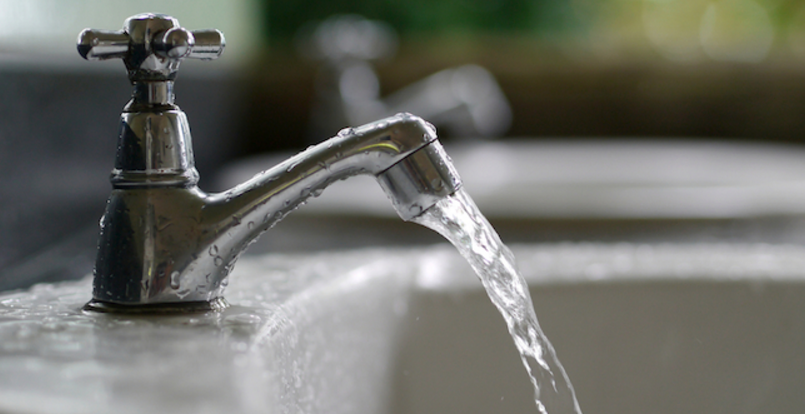 Napoli, due strade senz'acqua: è a lavoro l'Arin