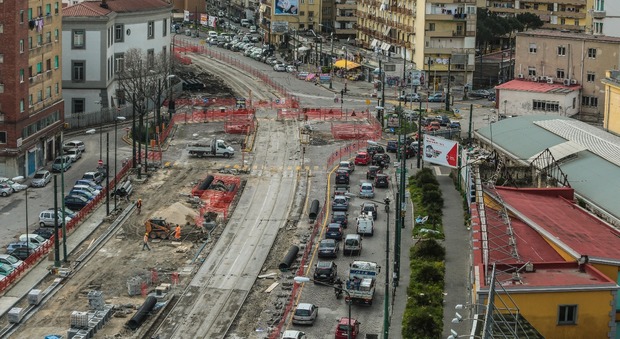 Napoli, è caos a via Marina: cantieri fermi, lavori infiniti e traffico paralizzato
