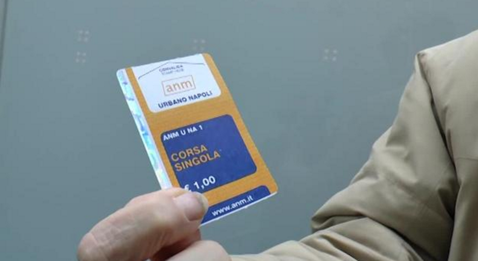 Napoli: fermato senza biglietto, impazzisce nella stazione Toledo 