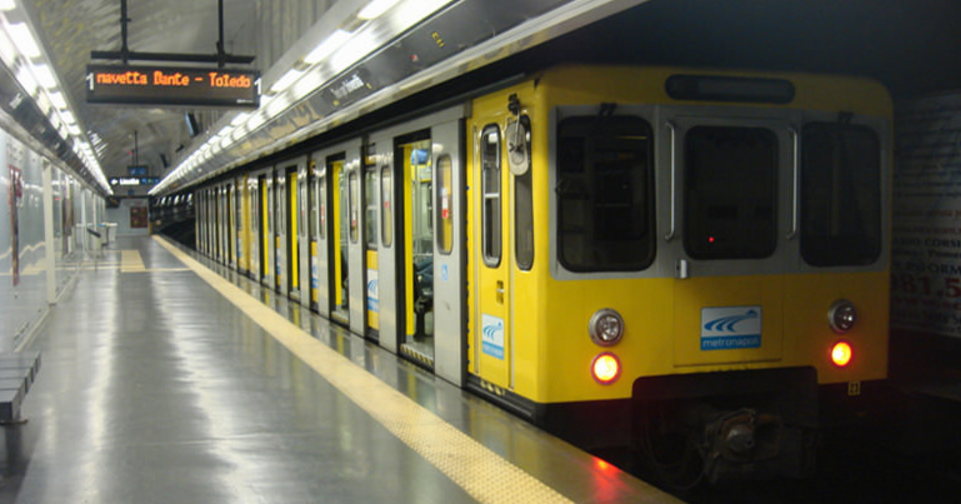 Napoli, ha un malore in metro, l'ambulanza arriva in ritardo 