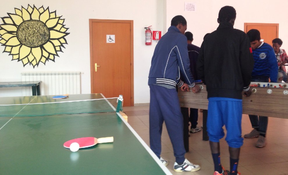 Napoli, la città si mobilita per assistere i migranti