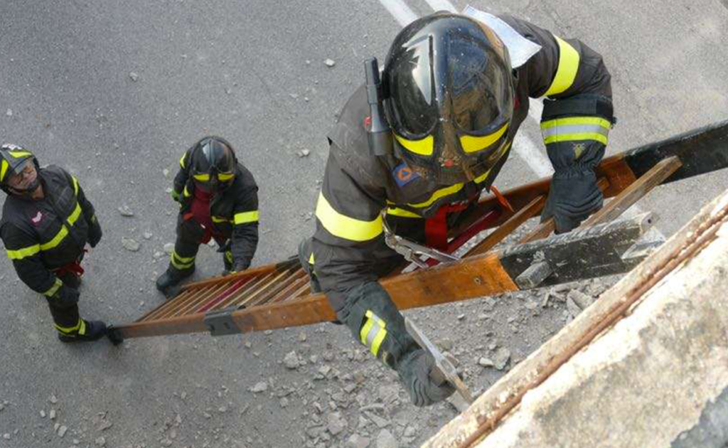 Napoli, la pioggia provoca la caduta di calcinacci in via Toledo