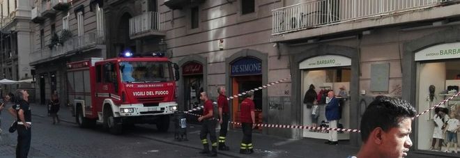 Napoli, la pioggia provoca la caduta di calcinacci in via Toledo