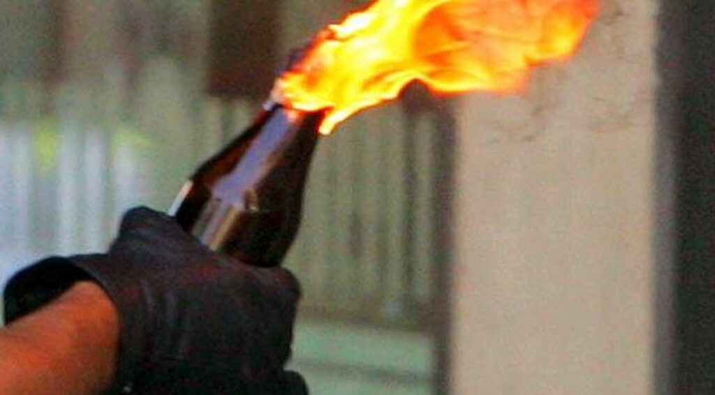 Napoli: lanciano molotov nella notte contro caserma di polizia