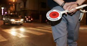 Napoli: motorino investe un poliziotto per non fermarsi al blocco