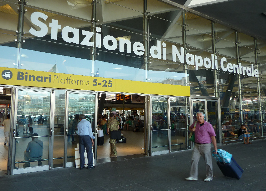 Napoli, ritrovato cadavere sui binari della stazione
