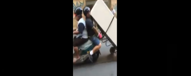 Napoli, trasportano un frigorifero in scooter: il video è virale
