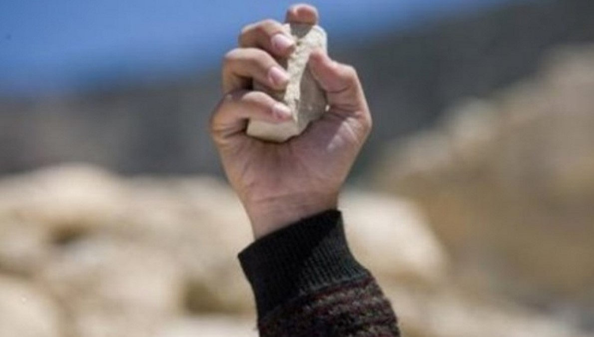 Napoli: uomo lancia pietre contro l'auto dell'ex moglie, arrestato