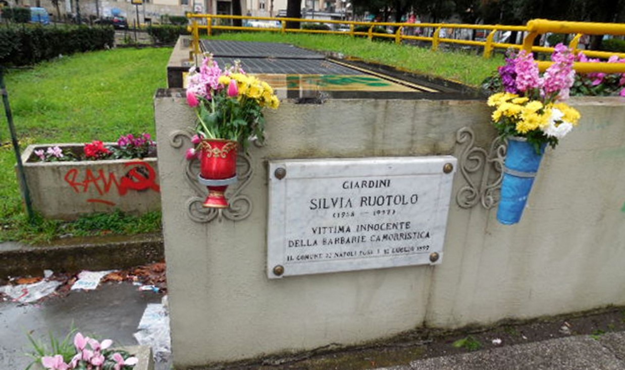 Napoli, vandalizzati i giardini in memoria di Silvia Ruotolo