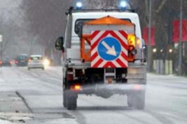 Neve a Napoli: ghiaccio sulle strade, intervento della Protezione Civile 