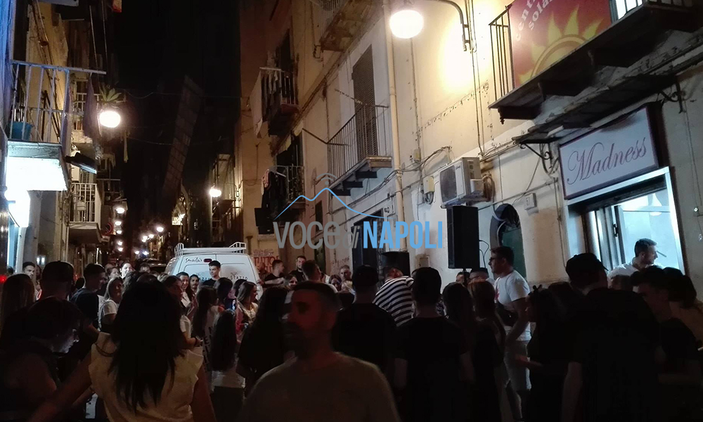 Napoli, festa in strada: Rico Femiano canta ai gradoni di Chiaia