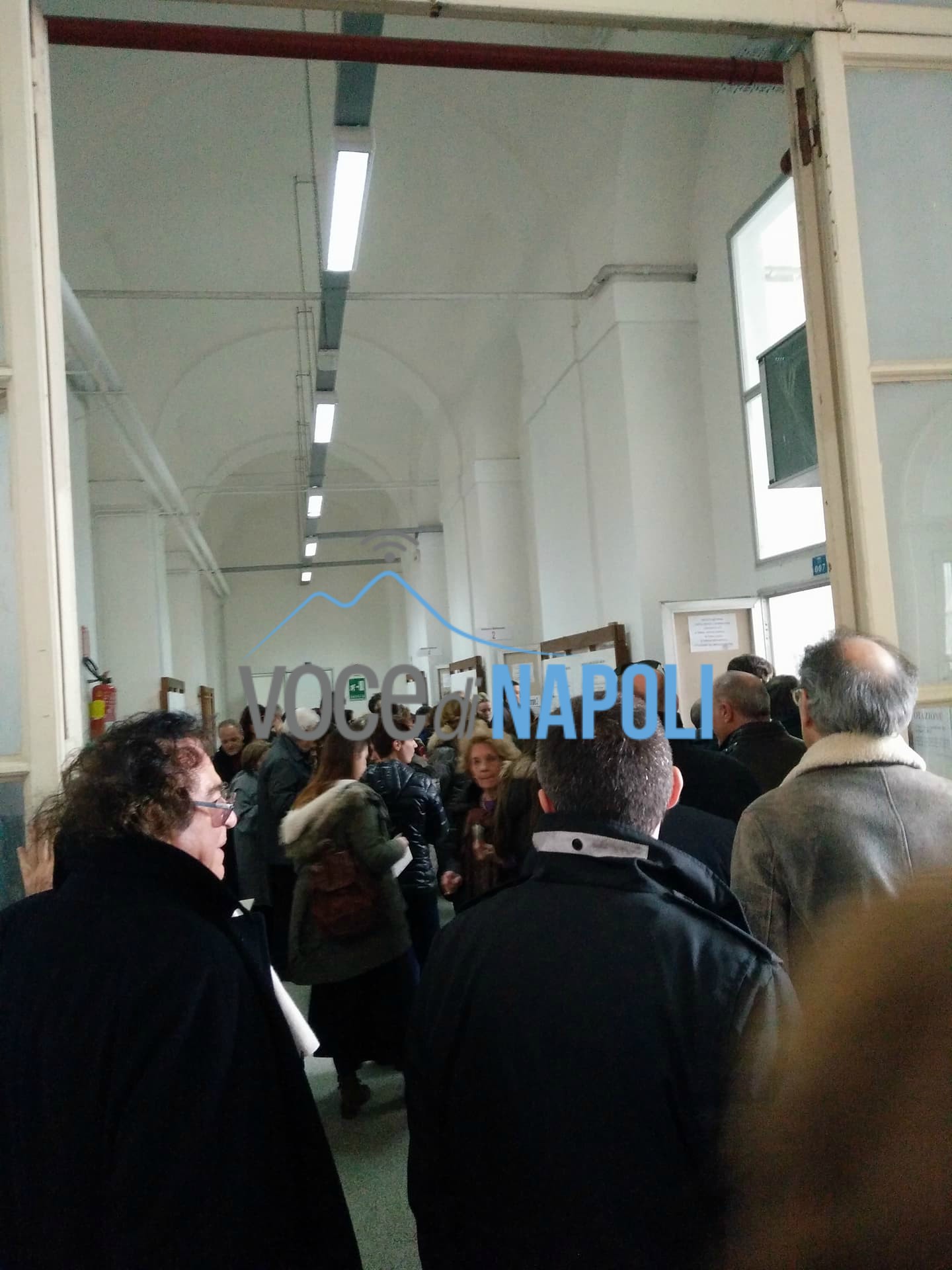 Napoli, affluenza e foto nelle cabine elettorali: è caos ai seggi